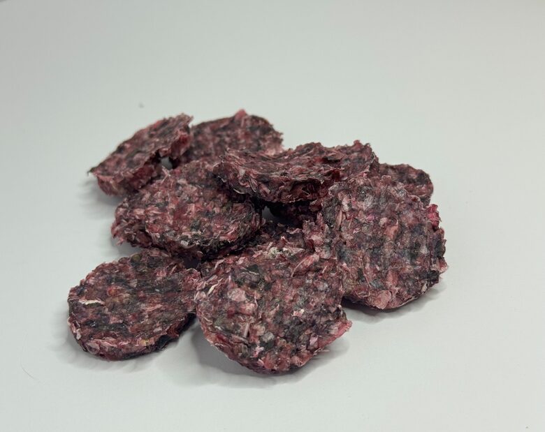 JAUNUMS! Mencas ādas medaljoni ar zemenēm