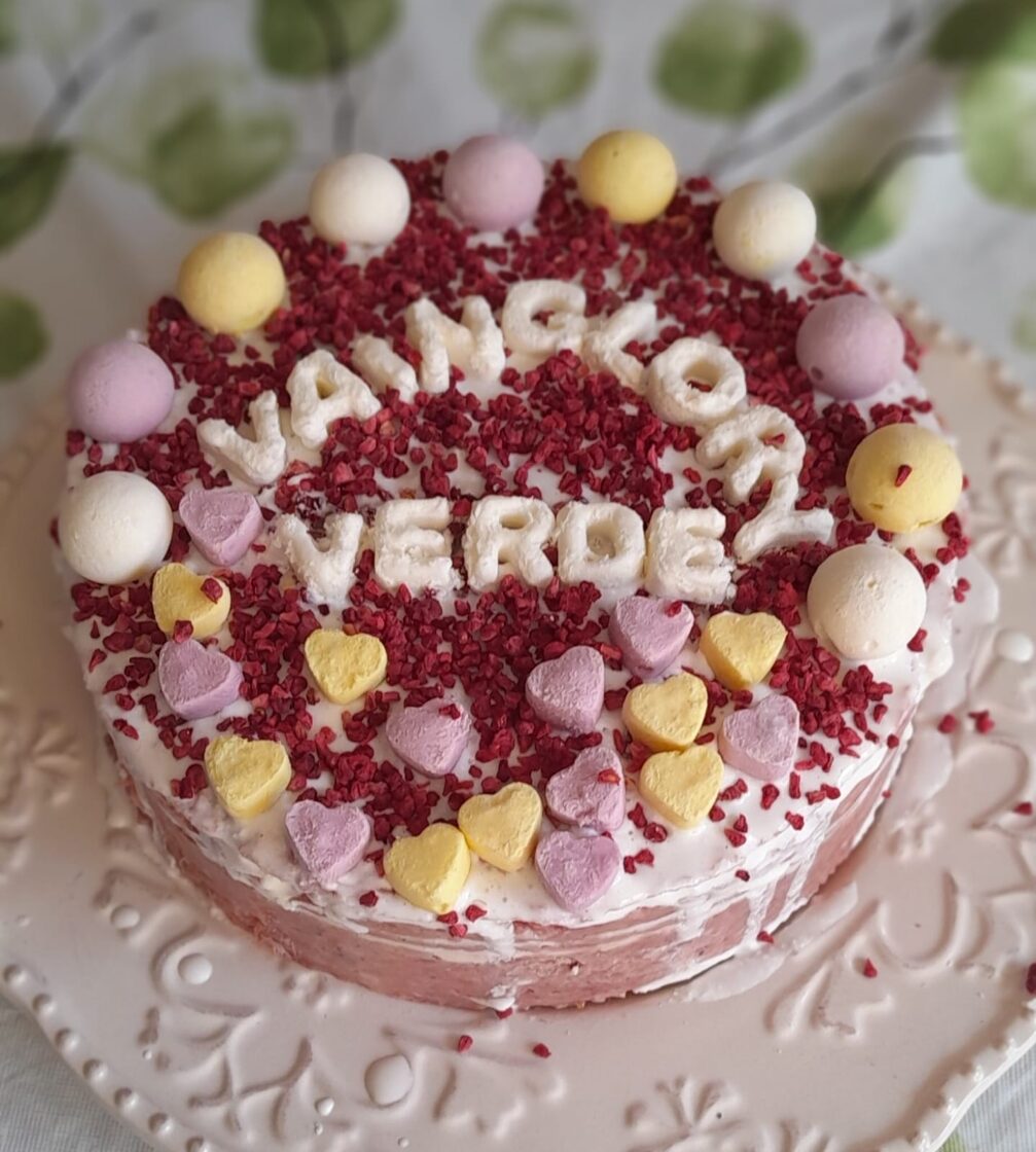ĶEPA svētku torte sunim ar krāsainiem dekoriem